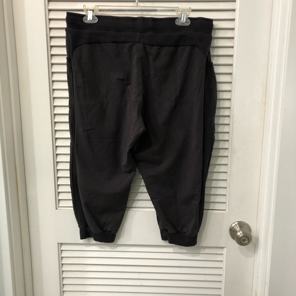 JOGGER CAPRIS with Stretch Waist. Stretchy Jogger Cuffs for ease and comfort! - Picture 2 of 6